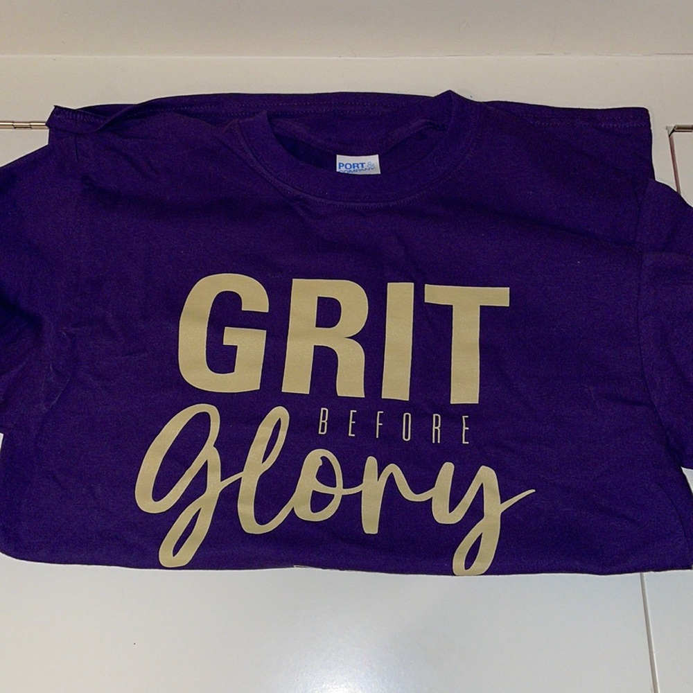 uw gymnastics small t-shirt